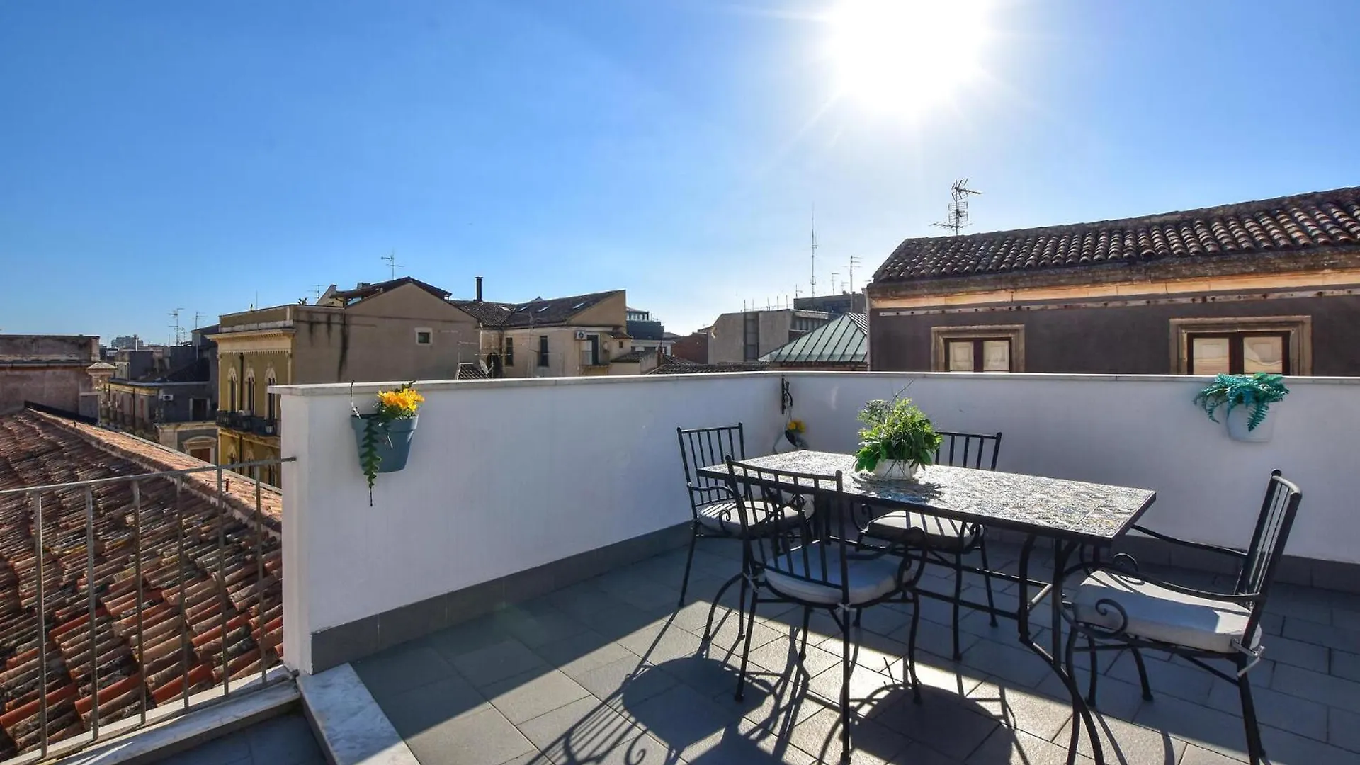 3 Bedroom Stunning Apartment In Katánie Itálie